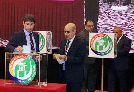 與會代表投票推選調度委員會成員。（圖源：越通社）