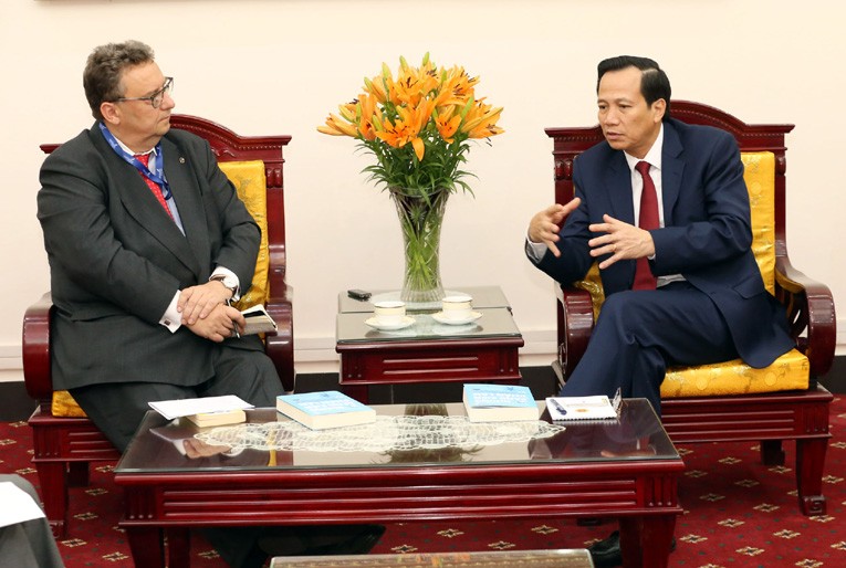 陶玉容部長（右）接見芬蘭大使卡里‧希洛托。（圖源：清孟）