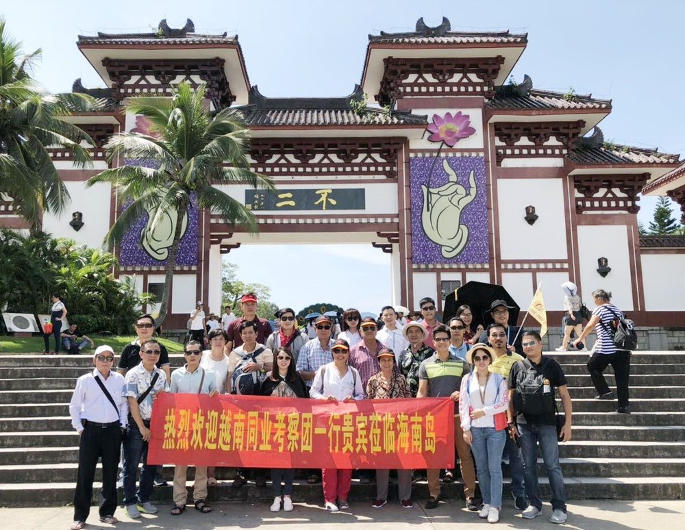 考察團在南山寺前留影。