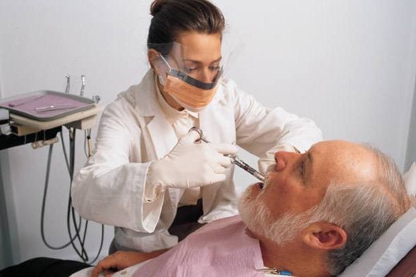 慢病老人拔牙有禁忌。（示意圖源：互聯網）