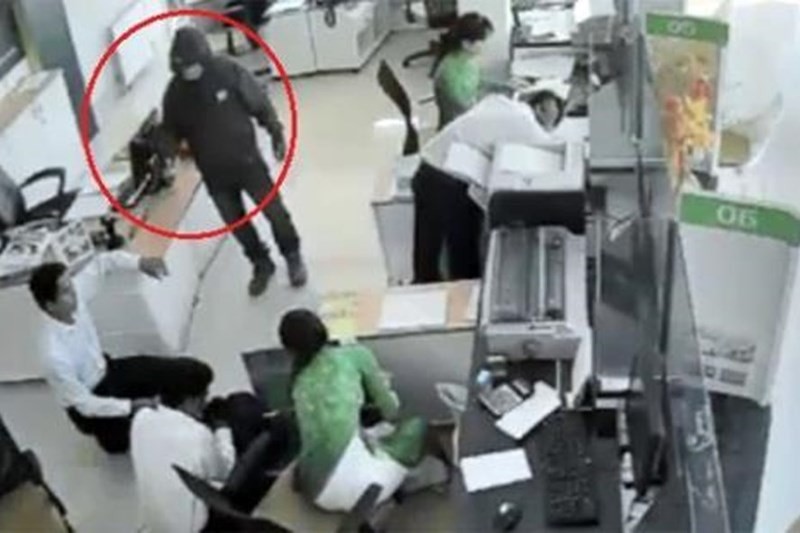 市人委會副主席黎清廉：提高本市銀行安全防範能力。圖為茶榮省某銀行遭劫匪持槍衝入銀行打劫時被監控器拍下的畫面。（圖源：監控視頻截圖）