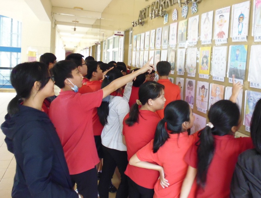 每節下課都聚集許多師生駐足欣賞與討論，頓時成了校園最紅一景。