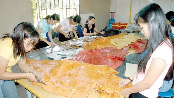 中小企業遇到資金不足困難。