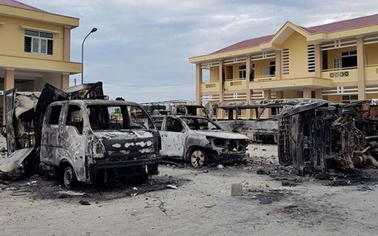 藩里消防警察機關的汽車被搗亂者焚燒。（圖源：VOV）