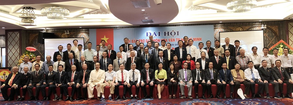 新屆執委與各代 表合影。