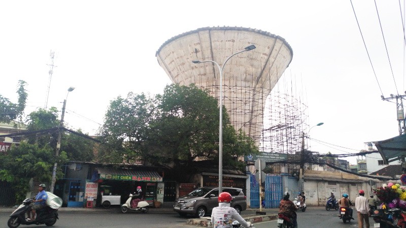 水塔拆除工作存在安全隱患。圖為位於平盛郡第五坊阮文豆街175A號的水塔。（圖源：黎義）