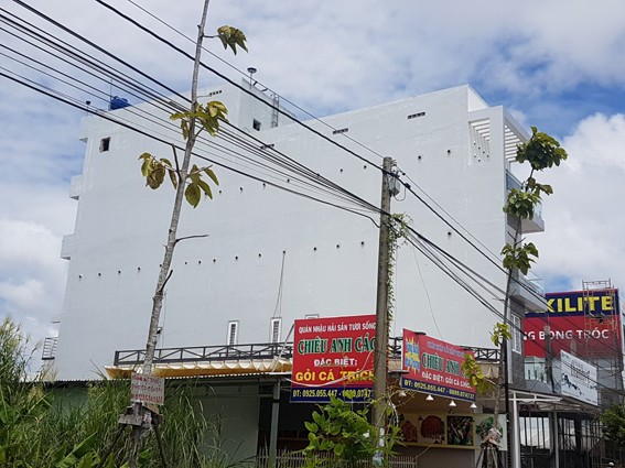 迪石市地盤上養燕的某一家戶。（圖源：裴堅）