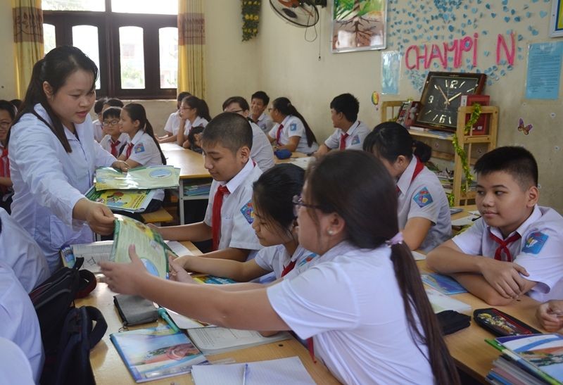 衛生防疫宣傳隊員向學生發放非傳染病預防要點傳單。（示意圖源：阮華）