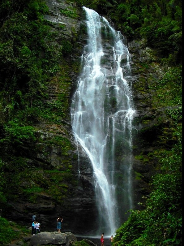 溪琴瀑布猶如一塊蜿蜒飄下的絲帶。