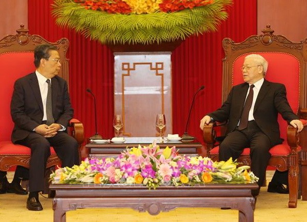 黨中央總書記阮富仲（右）接見中共中央政治局常委、中央紀委書記趙樂際同志。（圖源：智勇）