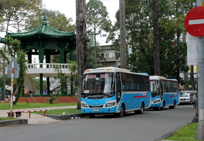 客車佔用街道作為接送乘客地點。