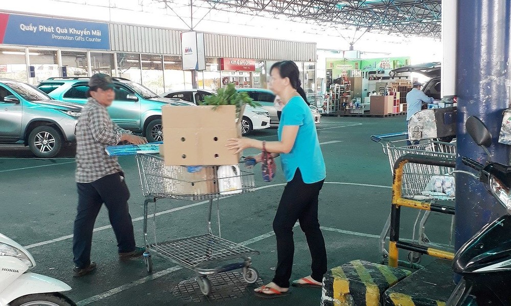 使用紙箱盛裝貨品來取代塑料袋。