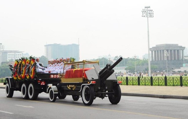 護送國家主席陳大光靈柩返回寧平省家鄉。（圖源：越通社）