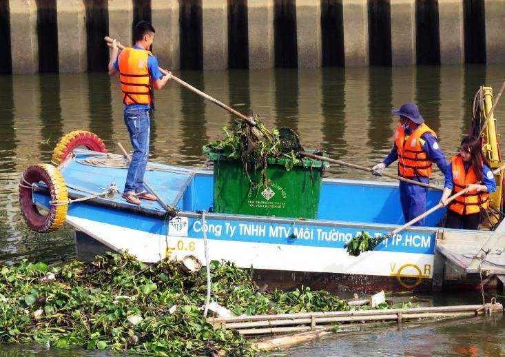 工人在打撈、疏浚氏藝-饒祿涌。（圖源：碧玉）