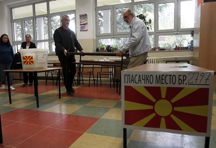 工作人員在票站準備。（圖源：AP）