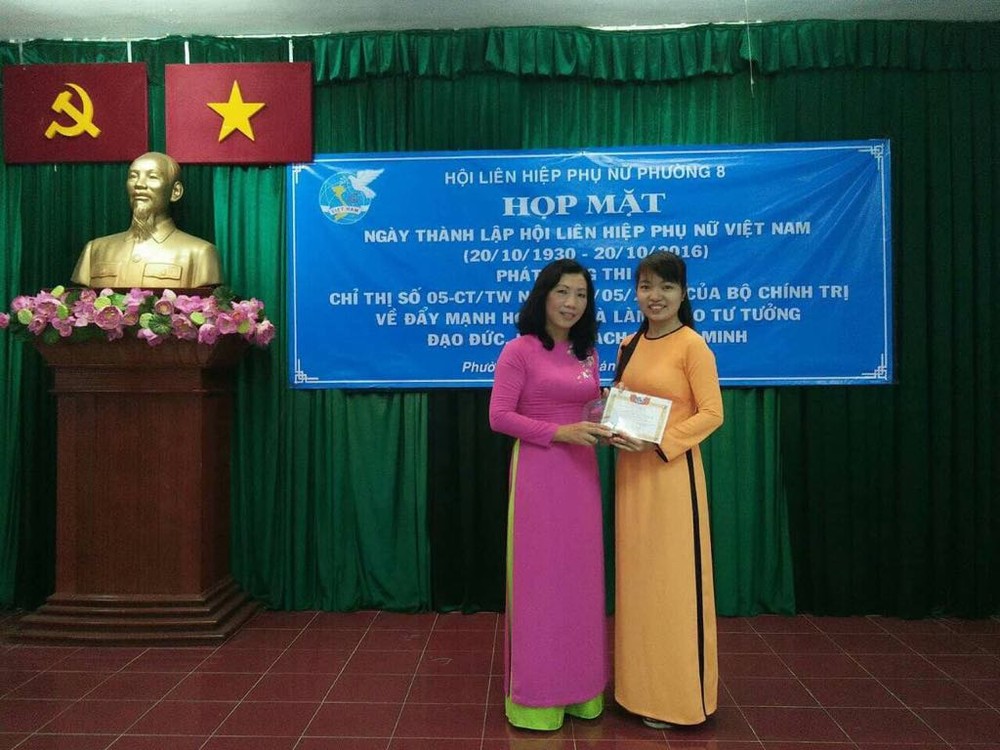 惠芳（右）獲得“出色完成任務婦女”獎。