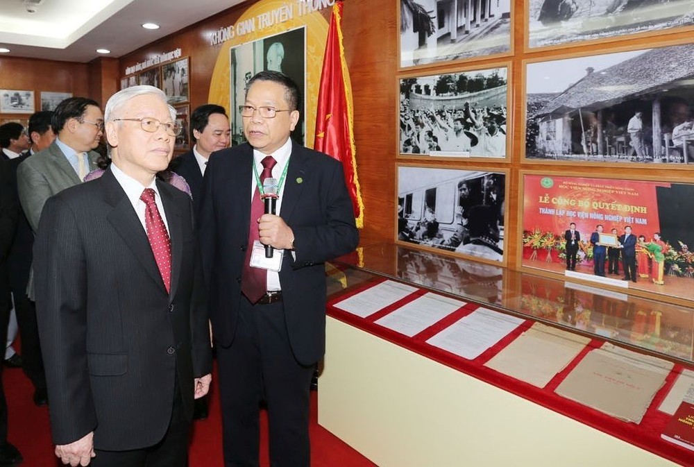 阮富仲總書記參觀越南農業學院。（圖源：越通社）