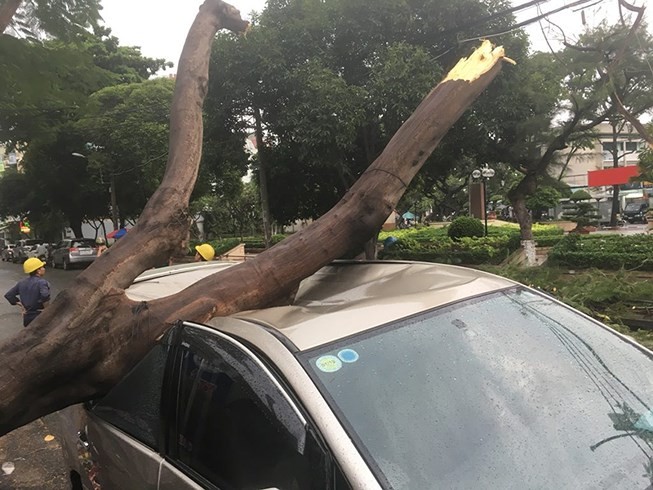 現場車頂凹陷變形，嚴重損壞。（圖源：PLO）