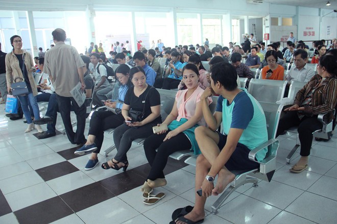 眾多人們前來西貢火車站等候購票。（圖源：安輝）