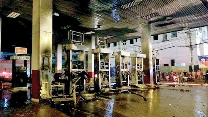 加油站5根加油柱付諸一炬。