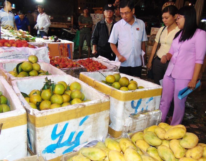 市場管理隊在守德集散市場進行檢查。（圖源：陳玉）