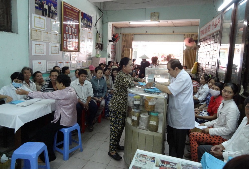 第五郡東醫會慈善診所每週兩次免費為貧窮病人治病。