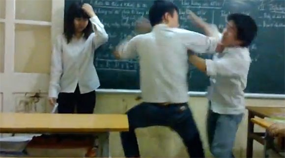 學生在教室裡你拳我掌“大顯身手”。（示意圖源：互聯網）