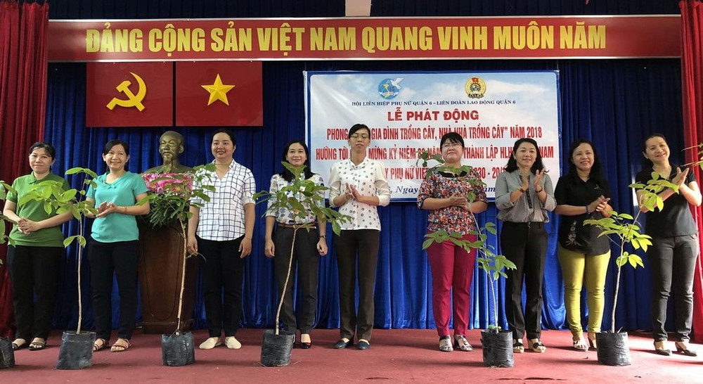 組委會向各坊婦女會贈送綠樹。