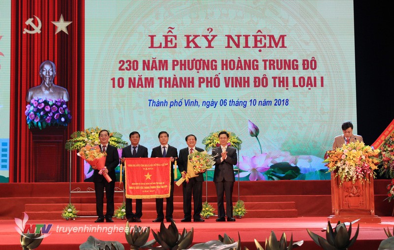 榮市榮獲政府總理頒贈競賽錦旗。（圖源：乂安電視台）