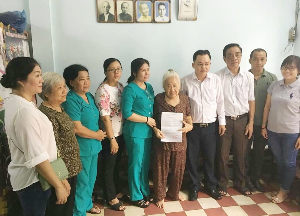 第五郡婦女會向華人婦女劉妹政贈送溫情屋