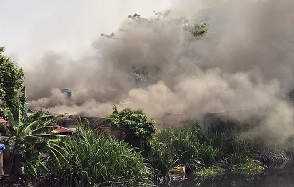 廢料回收站火警現場濃煙滾滾。（圖源：孟玲）