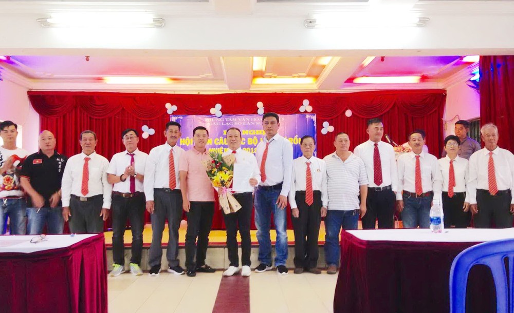 第五郡文化中心主任郭忠孝（左六）向新屆執委頒發決定書。