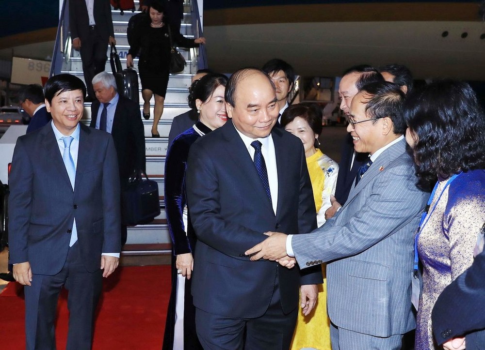 日本外相副大臣Norikazu Suzuki、日本駐越南大使梅田邦夫；越南方面的有越南駐日本大使阮國強偕夫人和越南大使館幹部、職員及在日本的越南人社群等人在機場歡迎政府總理阮春福偕夫人與代表團。（圖源：越通社）