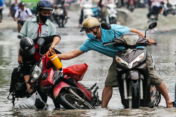 接送孩子上下課的女騎士因機車死火傾斜慾倒，幸好受到另一名男騎士的及時幫忙。（圖源：瓊陳）