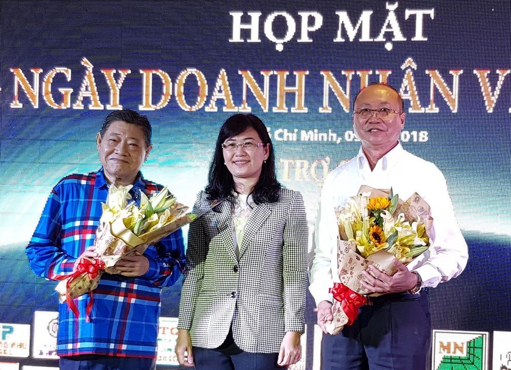 第十一郡經濟科領導送花祝賀與感謝越香集團董事長杭慰瑤(左一)和亞洲餅家總經理高肇力(右一)。