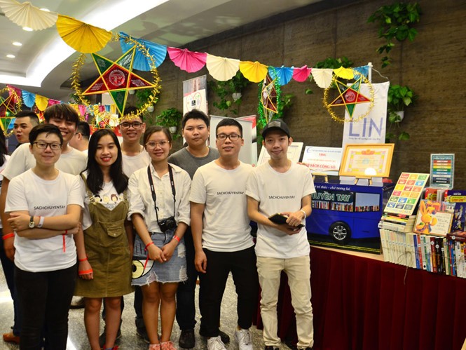 “傳手書籍”項目的年輕組員。