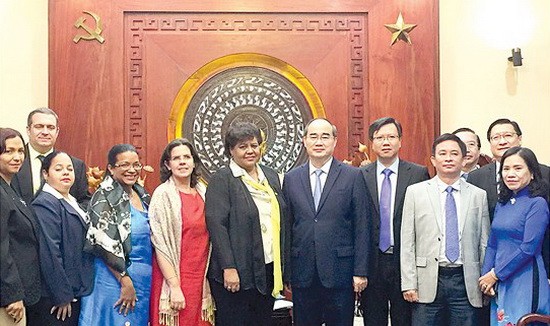 市委書記阮善仁（右）接見古巴黨中央書記、中央科學教育與體育部長奧爾加利迪婭‧塔皮亞伊格萊西亞。（圖源：市黨部新聞網）