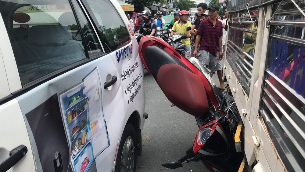 集裝箱車撞毀６間民房 ảnh 1