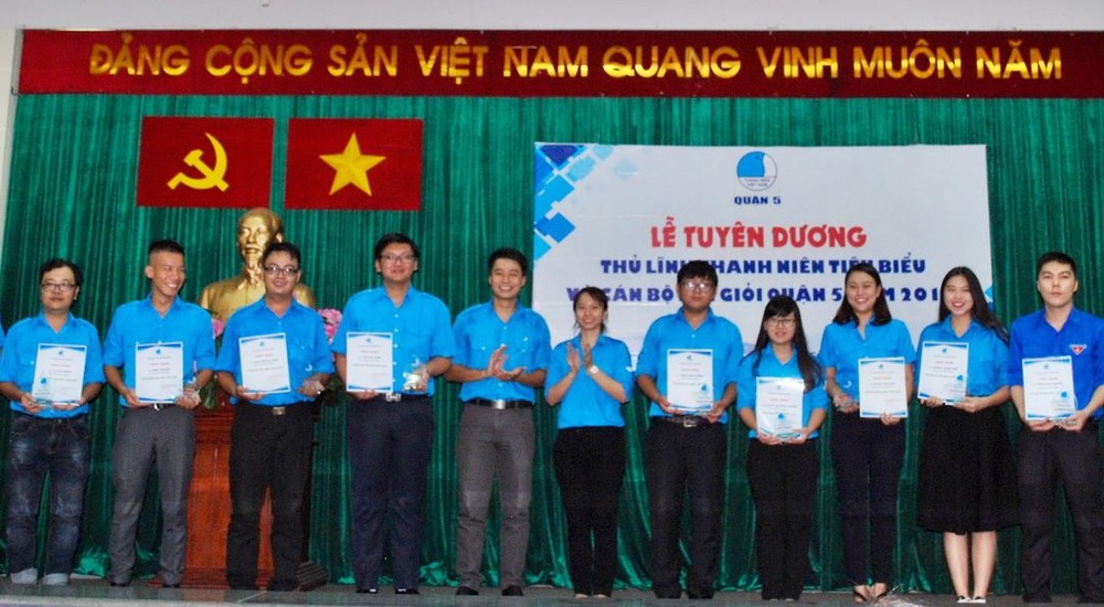 模範青年首領及優秀青聯會幹部榮獲獎狀。