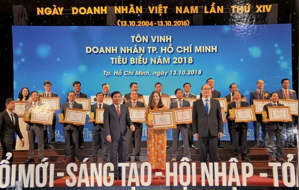 市領導頒發獎狀給華人女企業家杭佩娟。