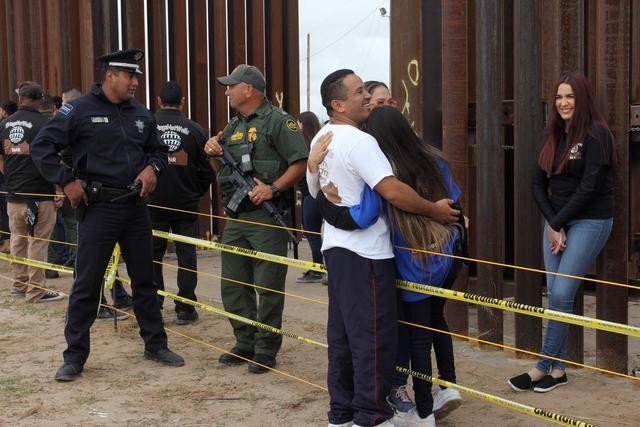 來自約250個家庭的3000名左右參與者在數分鐘時間內相互擁抱和交談。現場拉起黃色警戒線，美國邊防巡邏隊和墨西哥警方全程監控活動。（圖源：AFP）