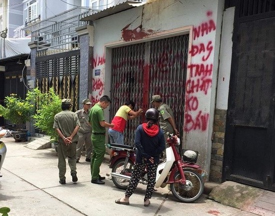 阮氏玉孝教師的住屋遭人潑油漆和蝦醬，職能力量聞訊後抵達現場勘驗並展開調查。（圖源：長黃）
