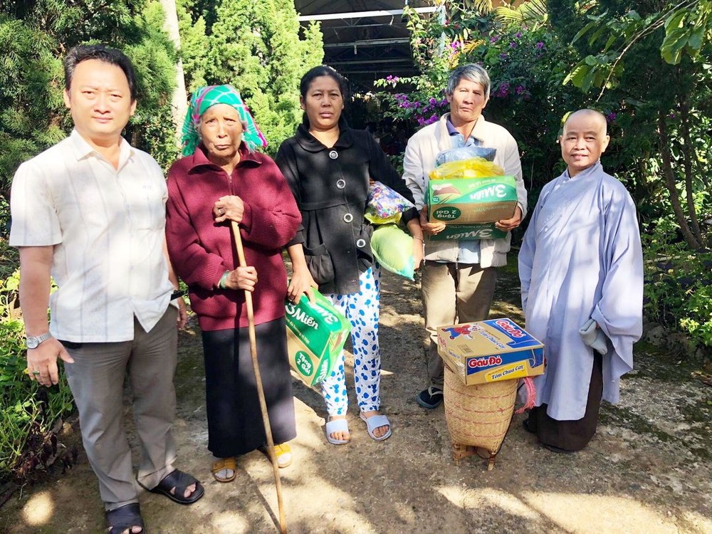 該廟慈善組組長鄒國榮(左一)與寶意禪寺 住持(右一)向少數民族貧困戶派發禮物。