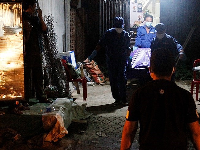 仵工將死者遺體搬出案發地點送上救護車。