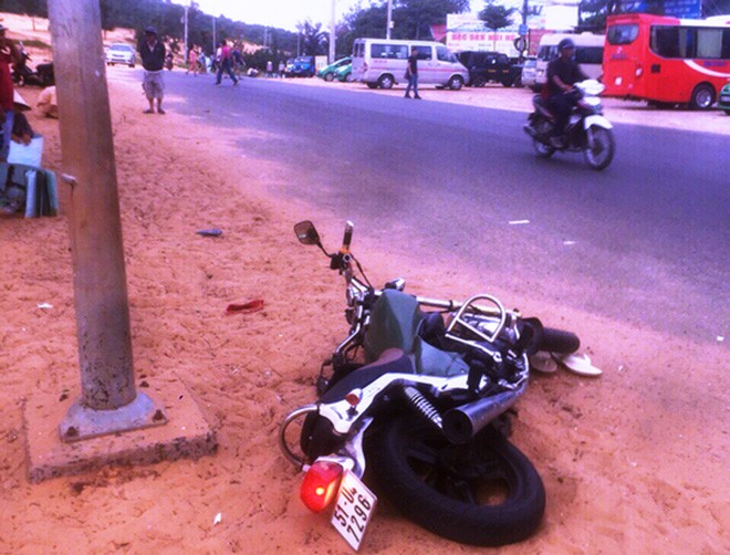 留在現場的肇事摩托車。（圖源：越慶）