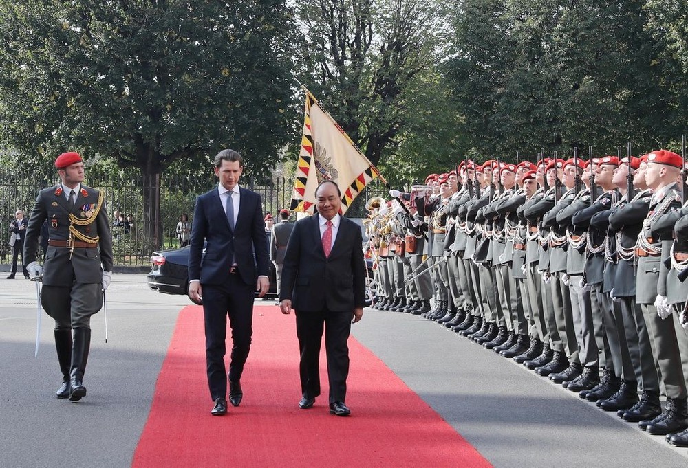 政府總理阮春福與奧總理庫爾茨一同檢閱儀仗隊。（圖源：越通社）