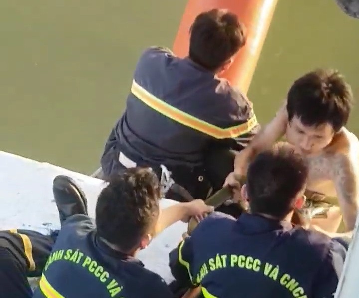 救護隊員趕抵現場成功解救攀越橋樑護欄的男青年。（圖源：志黎）