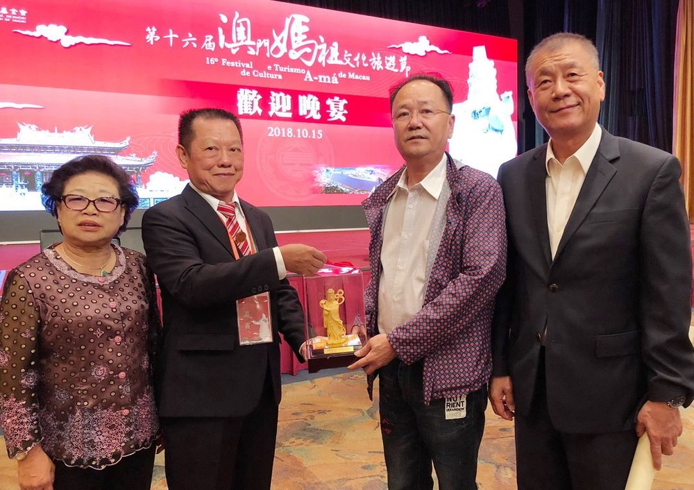 浸石天后宮理事長張敬和(左二)向組委會贈送紀念品。