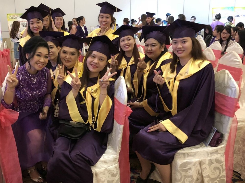 華人女企業家龐美玲與畢業學員合照。