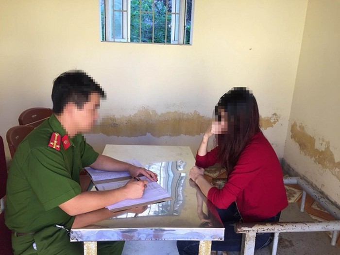 涉案嫌犯黎氏H.P（右）在派出所向調查員供述自己的犯罪過程。（圖源：公安機關提供）